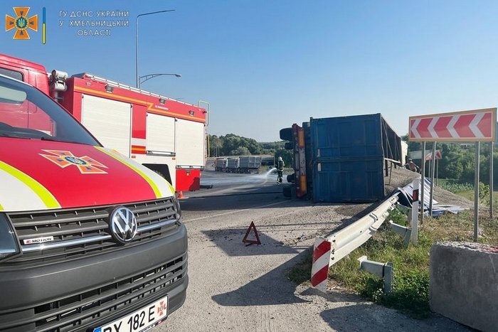 Поблизу Гуменців перекинулась вантажівка