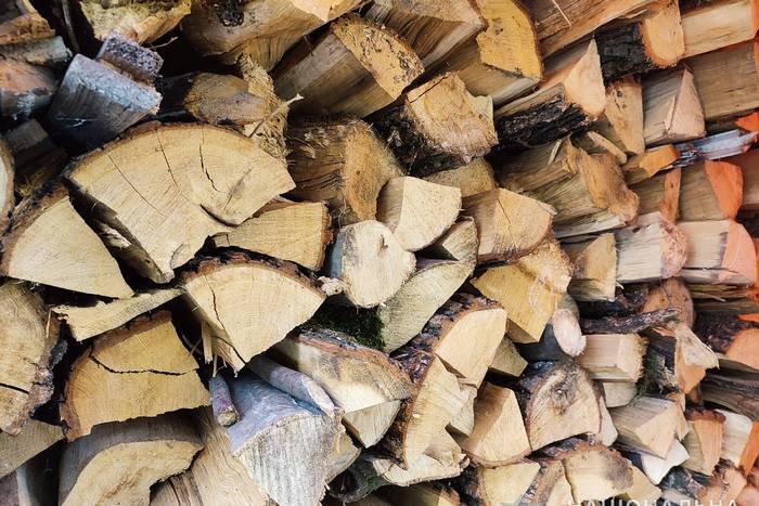 На Кам'янеччині жінка постраждала від шахраїв під час купівлі дров