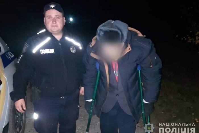 На Кам’янеччині у темряві заблукав дідусь