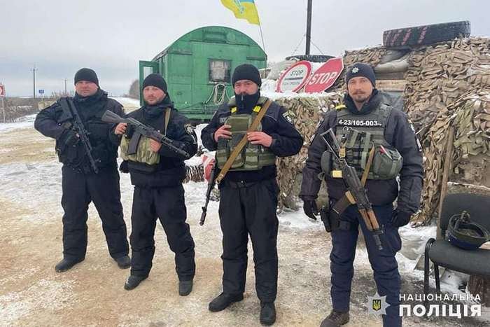 Копи з Кам'янеччини виявили три гранати, перевіряючи авто на одному із блокпостів