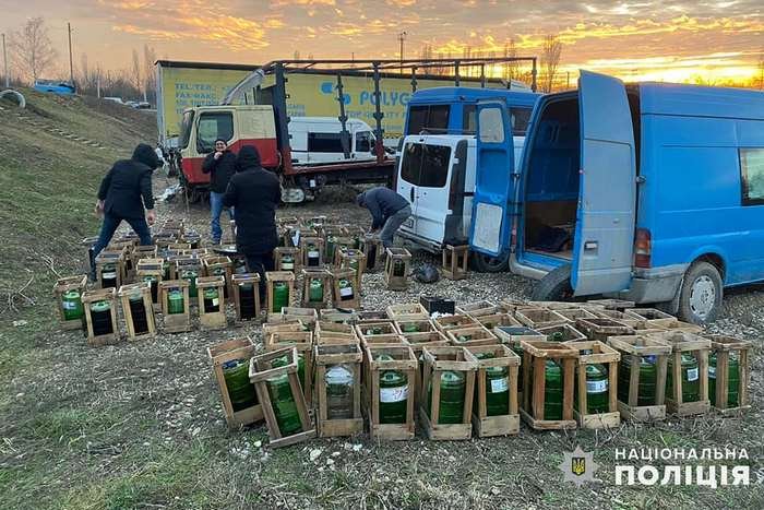 Вантажний бус з алкоголем невідомого походження зупинили на Кам’янеччині