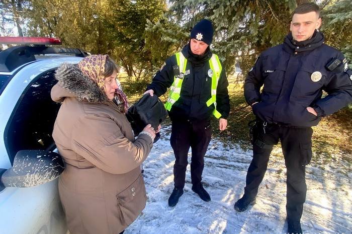 Копи Кам'янеччини допомогли жінці повернути втрачені документи