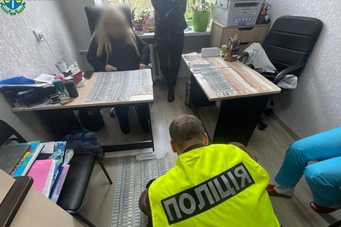 Лікарі Кам’янець-Подільської райлікарні підозрюються у корупції