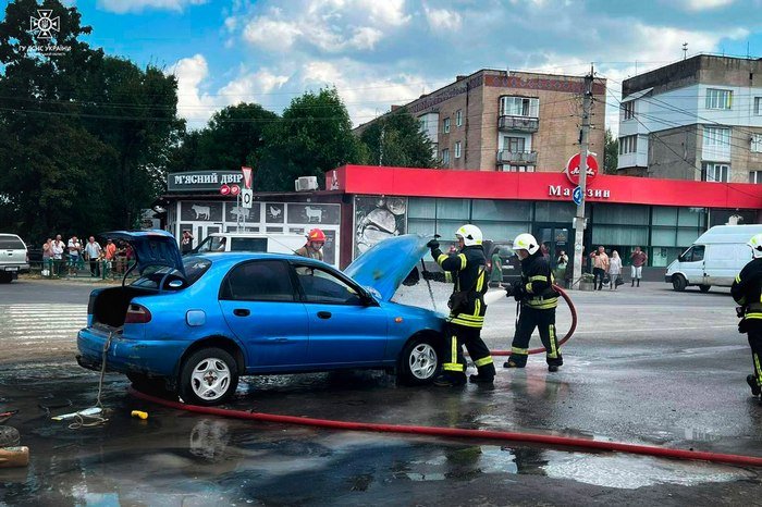 На Кам’янеччині від вогню рятували автівку