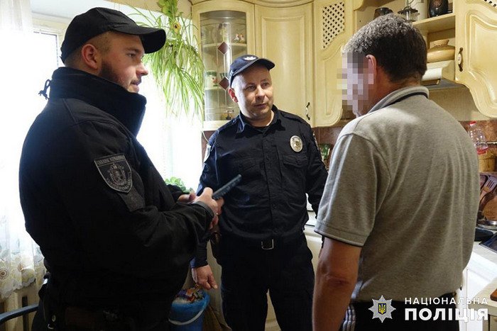 У Кам’янці-Подільському до двох місяців арешту засуджено домашнього кривдника
