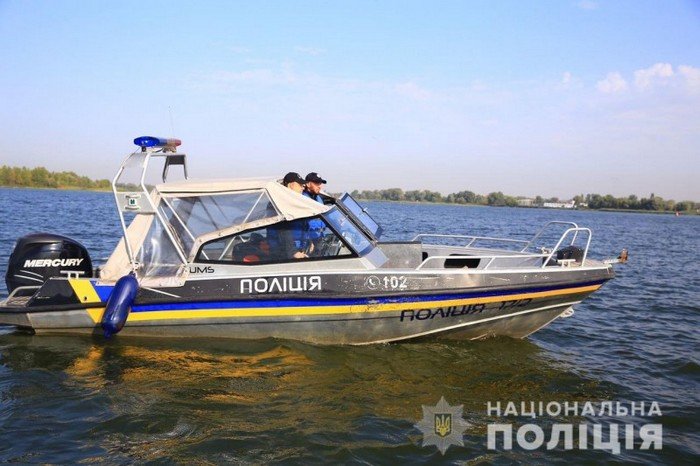 На Дністрі водні копи врятували з сітки червонокнижну рибу