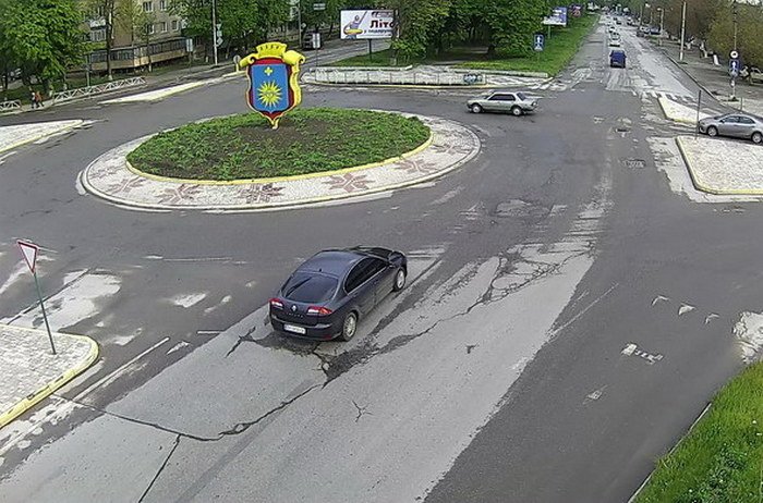 У Кам’янці-Подільському ремонтують перехрестя, на яке скаржилися водії