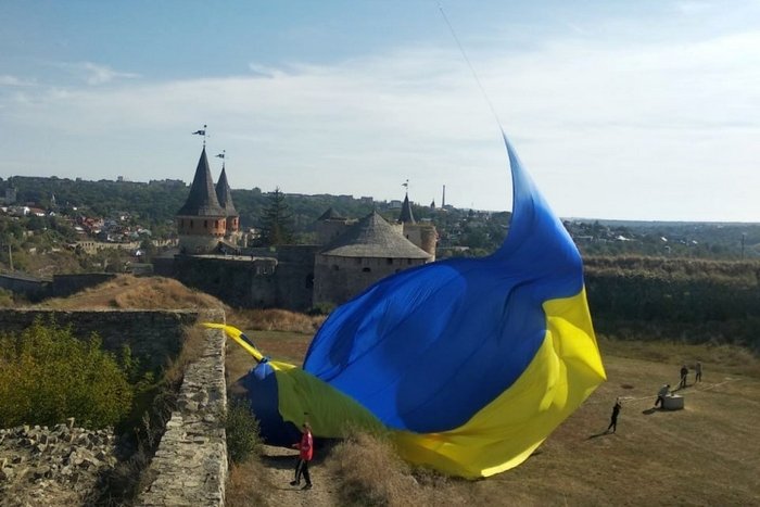 Небо Кам'янця-Подільського підкорив масивний прапор України