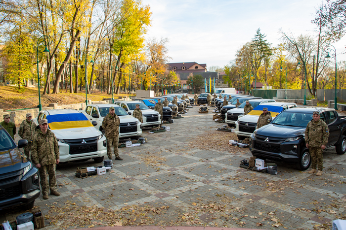 Інженерні підрозділи Кам’янця-Подільського отримали 20 нових пікапів і обладнання від фонду 