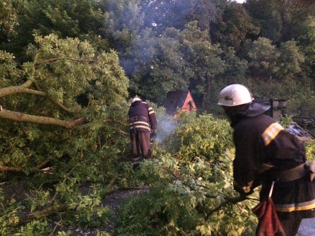 Вчорашня злива знеструмила 236 населених пунктів, фото-3 Вчорашня злива знеструмила 236 населених пунктів, фото-3