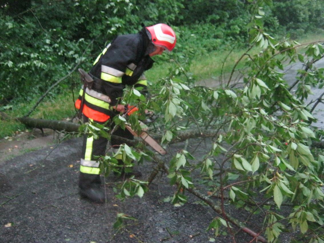 Вчорашня злива знеструмила 236 населених пунктів, фото-8 Вчорашня злива знеструмила 236 населених пунктів, фото-8