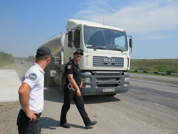 Водії вантажівок свідомо ігнорують заборону, руйнуючи дорог..., фото-1 Водії вантажівок свідомо ігнорують заборону, руйнуючи дороги Хмельниччини, фото-1
