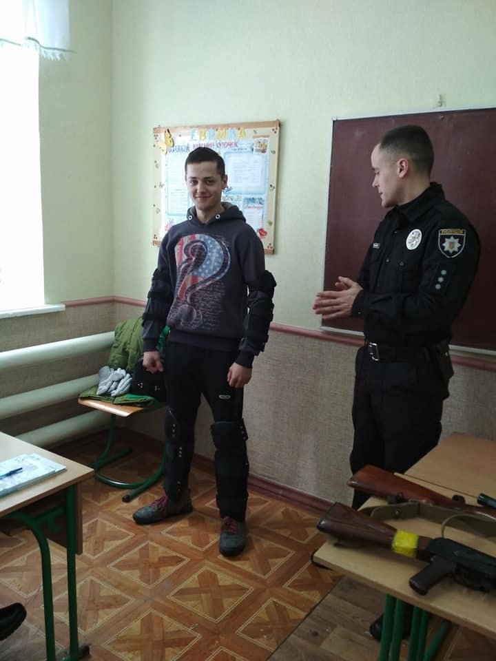 Демонстрація спецзасобів поліції в школах району, фото-2 Демонстрація спецзасобів поліції в школах району, фото-2