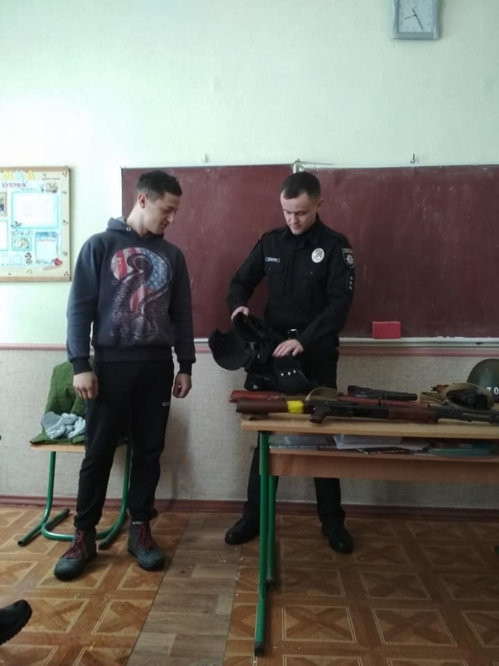 Демонстрація спецзасобів поліції в школах району, фото-3 Демонстрація спецзасобів поліції в школах району, фото-3