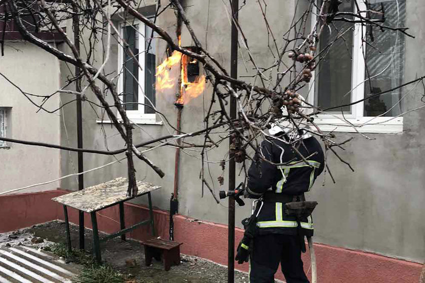 Пожежа в житловому будинку на провулку Степовому, Фото: 2 ДПРЗ ГУ ДСНС України  у Хмельницькій області