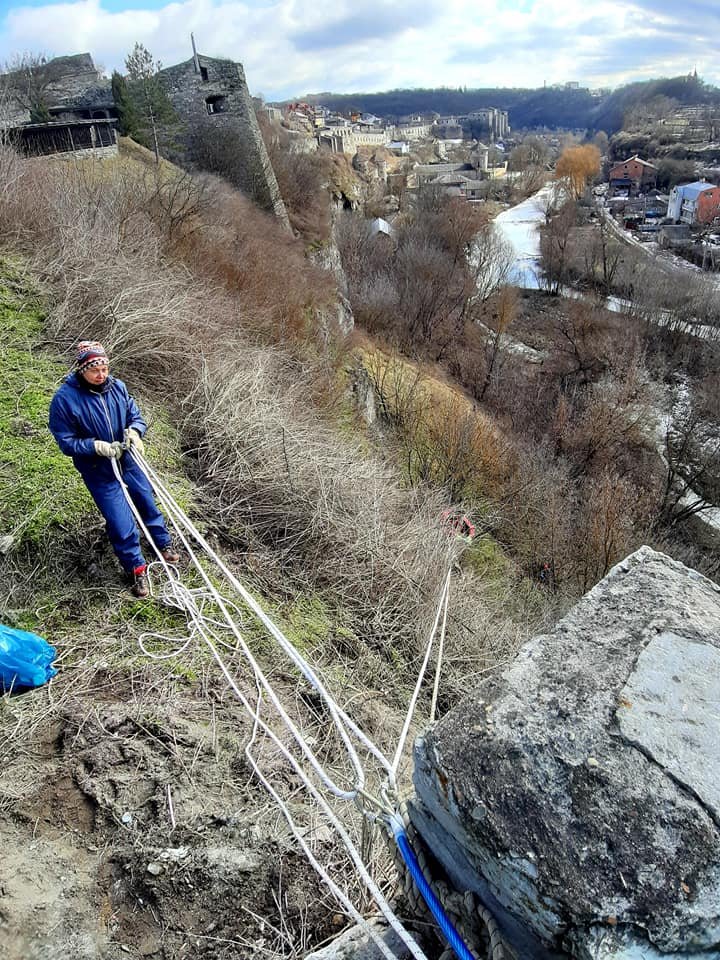 В екстремальних умовах кам’янчани прибрали півсотні мішків сміття , фото-2