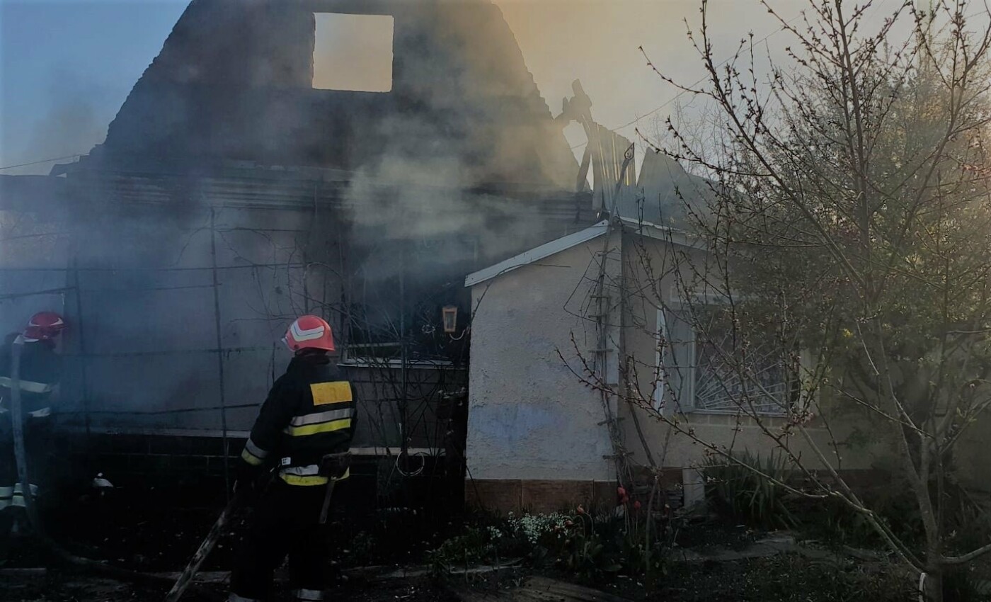 В Ісаківцях горів приватний дачний будинок, фото-2