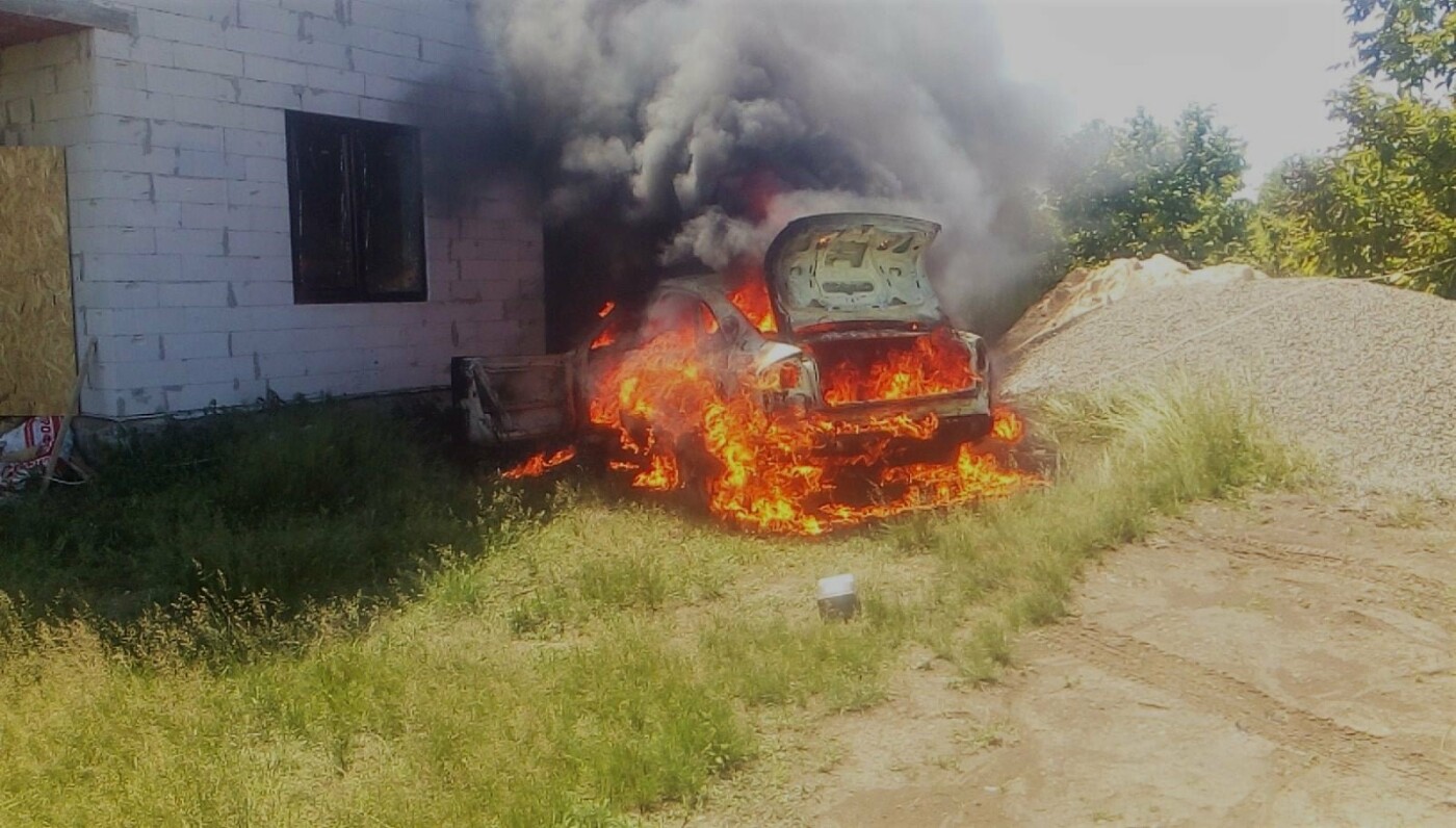 На Кам'янеччині горів легковий автомобіль Аudi A6, фото-1