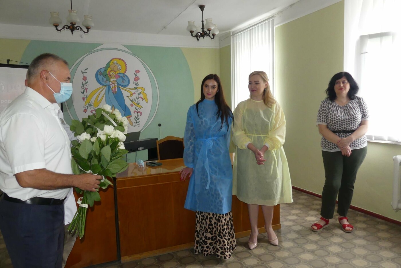 З вікон перинатального центру заспівали оперу, Фото: пресслужба Кам’янець-Подільської міської ради