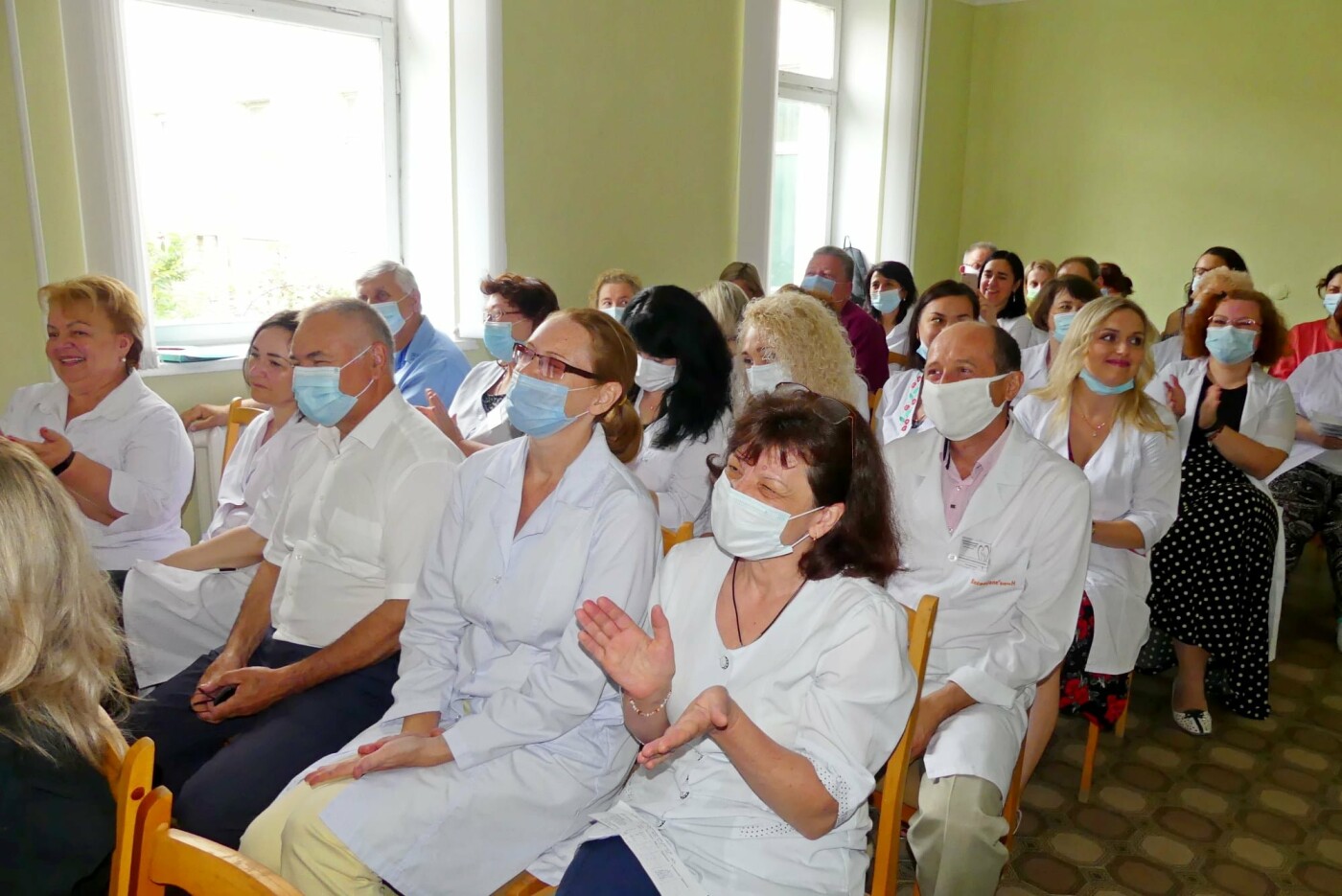 З вікон перинатального центру заспівали оперу, Фото: пресслужба Кам’янець-Подільської міської ради