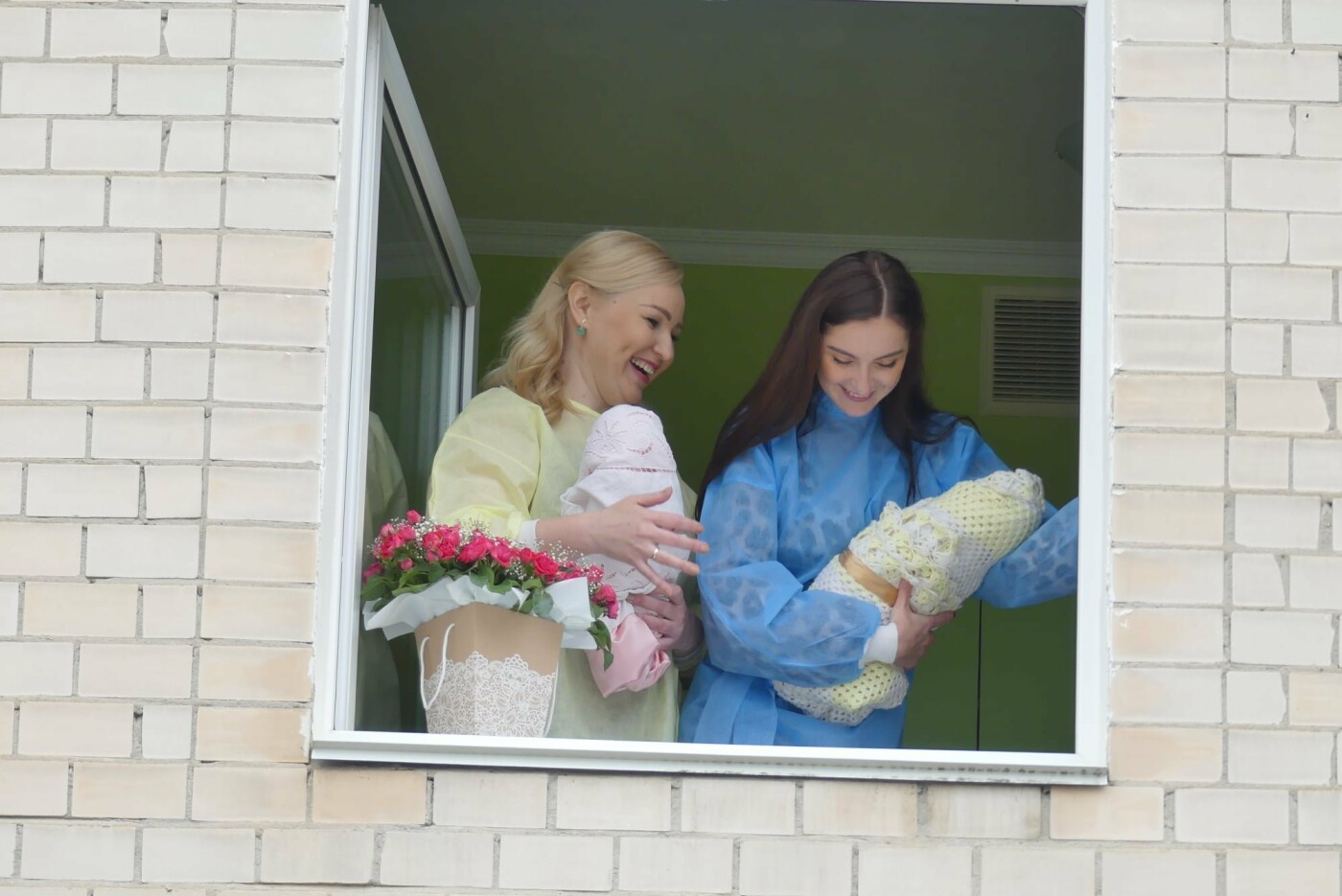 З вікон перинатального центру заспівали оперу, Фото: пресслужба Кам’янець-Подільської міської ради