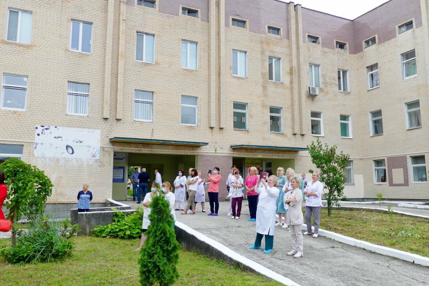 З вікон перинатального центру заспівали оперу, Фото: пресслужба Кам’янець-Подільської міської ради
