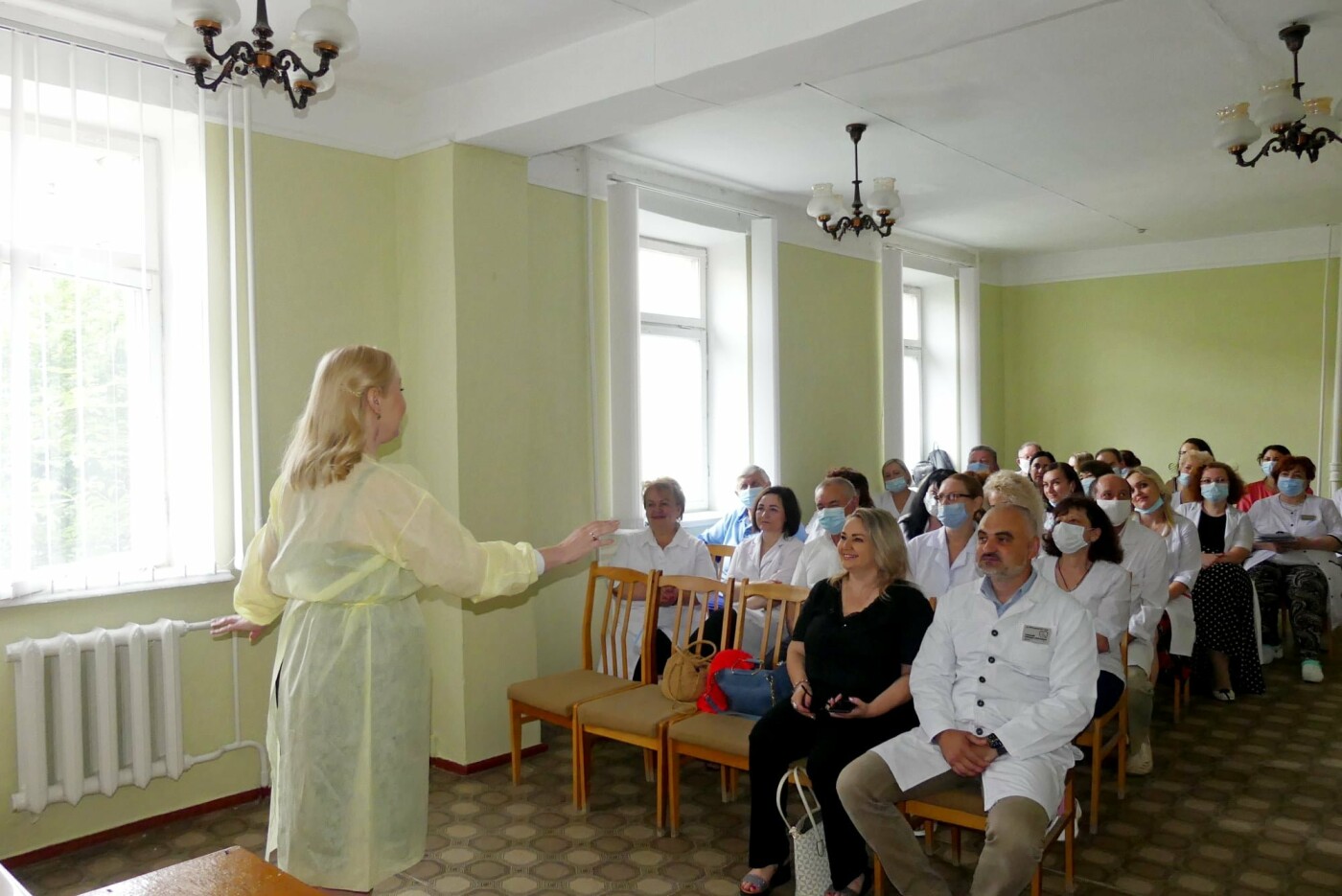 З вікон перинатального центру заспівали оперу, Фото: пресслужба Кам’янець-Подільської міської ради