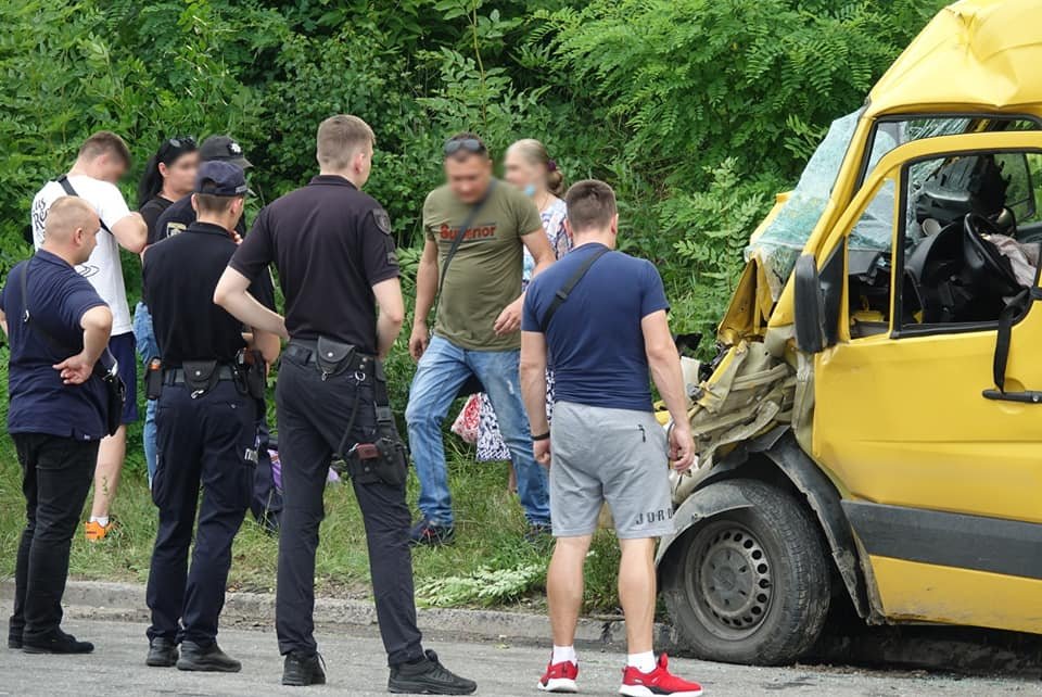 Встановлюють обставини ДТП з двома потерпілими, прес служба Кам’янець-Подільського районного управління поліції