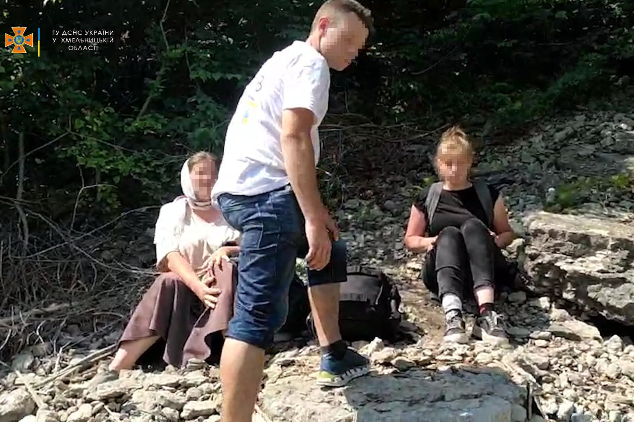 На Кам'янеччині рятувальники транспортували дівчину, яка травмувала ногу, фото-1, Фото: ГУ ДСНС України у Хмельницькій області
