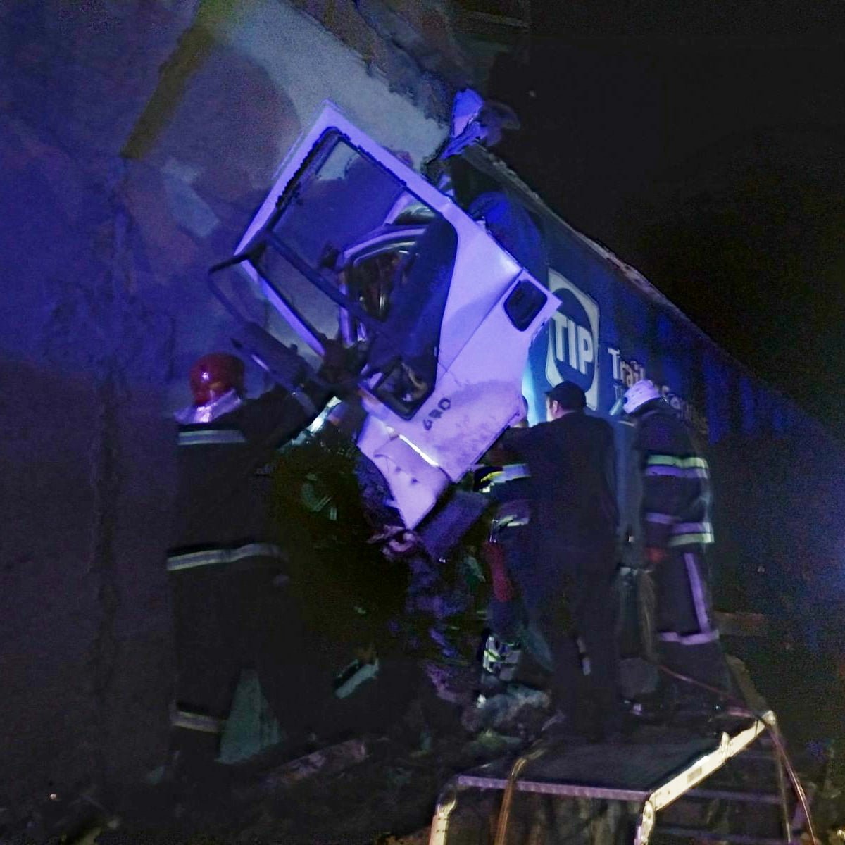 Неподалік Лисогірки вантажівка врізалась в бетонну опору моста , фото-4, Фото: пресслужба порятунку 101 Кам'янця-Подільського