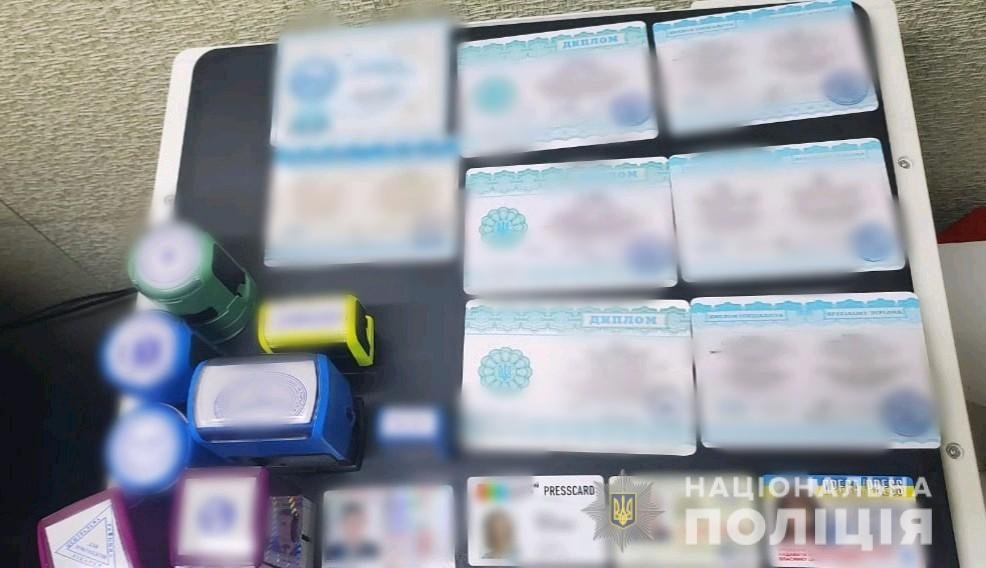 У Кам’янці поліцейські викрили групу осіб у виготовленні підроблених документів..., фото-5, Фото: Управління комунікації Національної поліції України