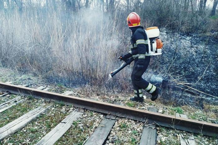 По вулиці Крип'якевича рятувальники ліквідовували загоряння сухої трави