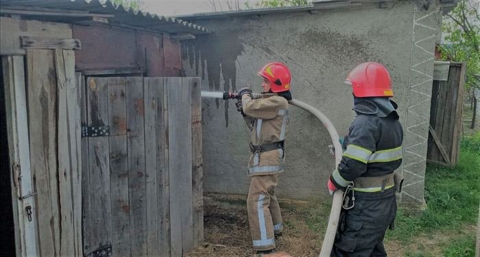 В Кадиївцях горіла господарча споруда