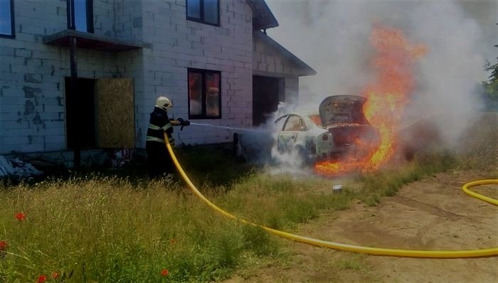 На Кам'янеччині горів легковий автомобіль Аudi A6