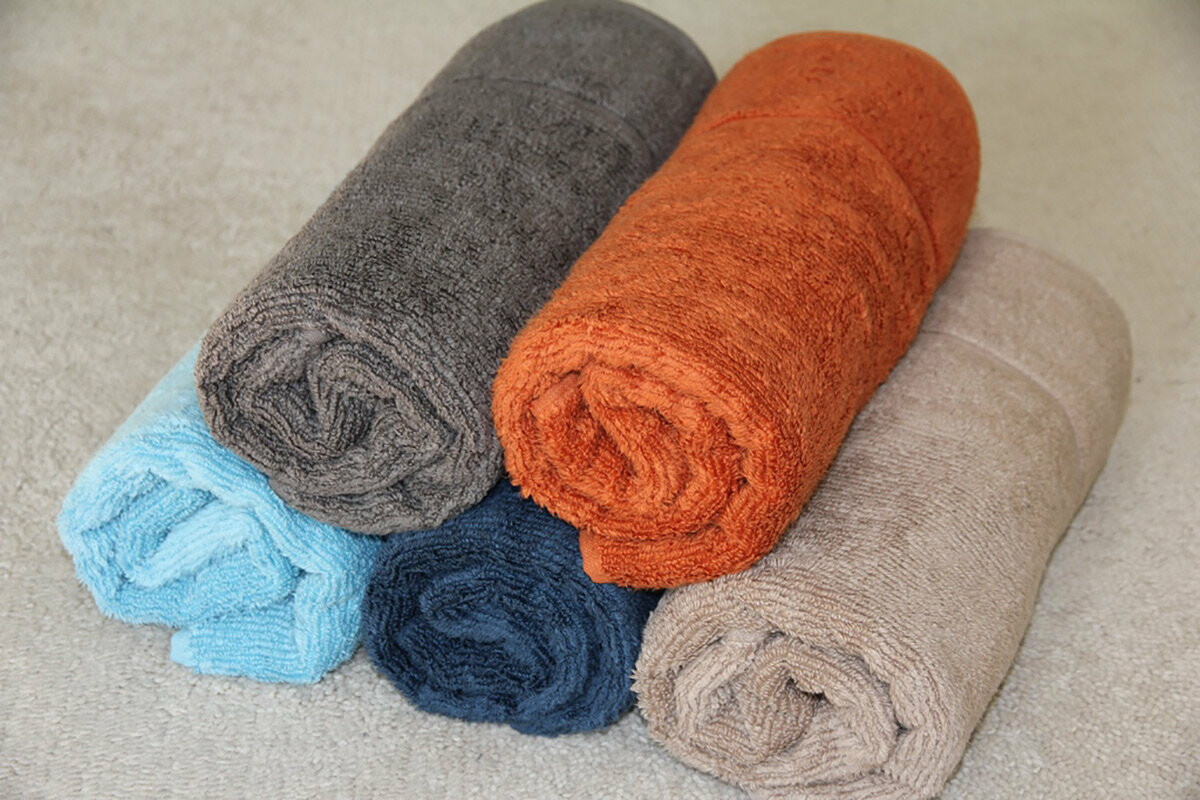 Полотенец розница. Полотенце махровое. Махровая ткань для полотенец. Домашний текстиль махровые полотенца. Полотенце махровое 100х180.